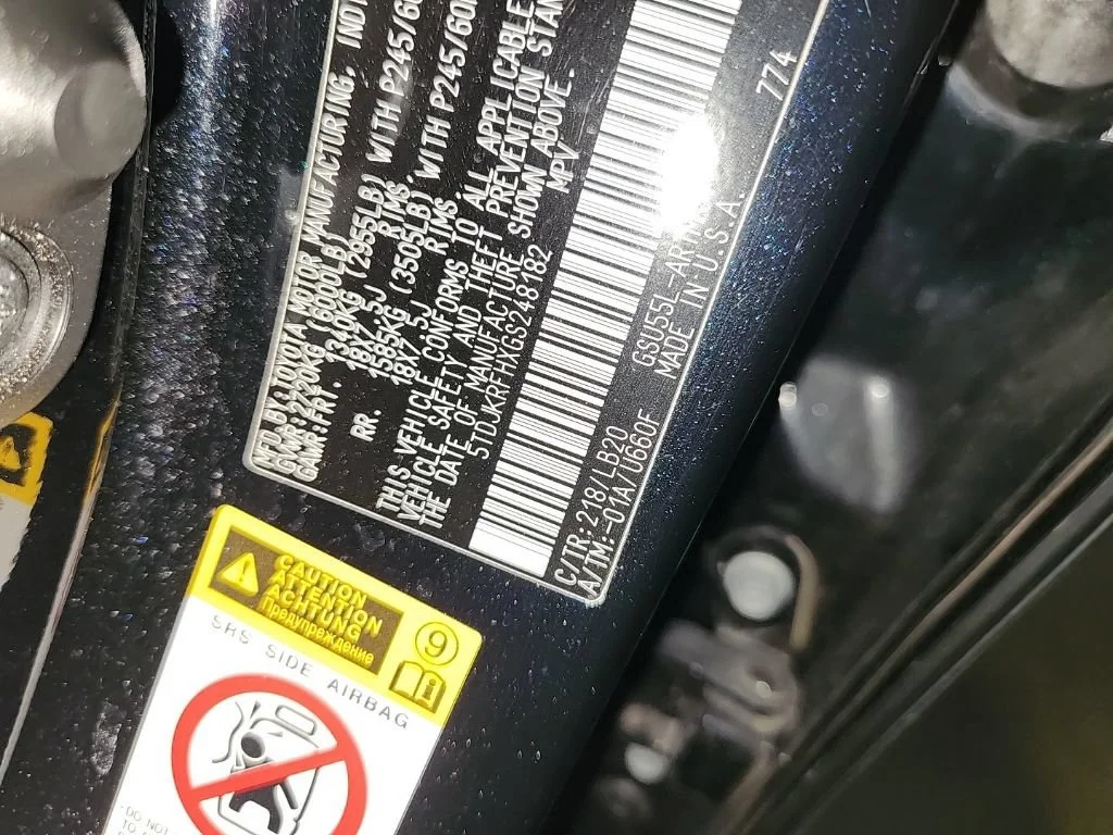 Used 2016 Midnight Black Metallic Toyota XLE image 7