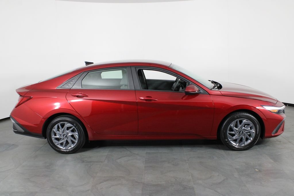 Certified Used 2024 Red Hyundai Blue image 12