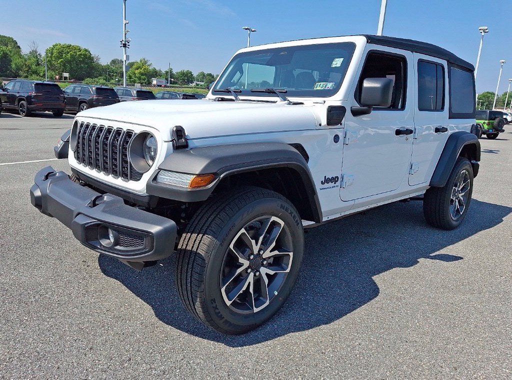 Used 2025  Jeep Sport S 4xe image 5