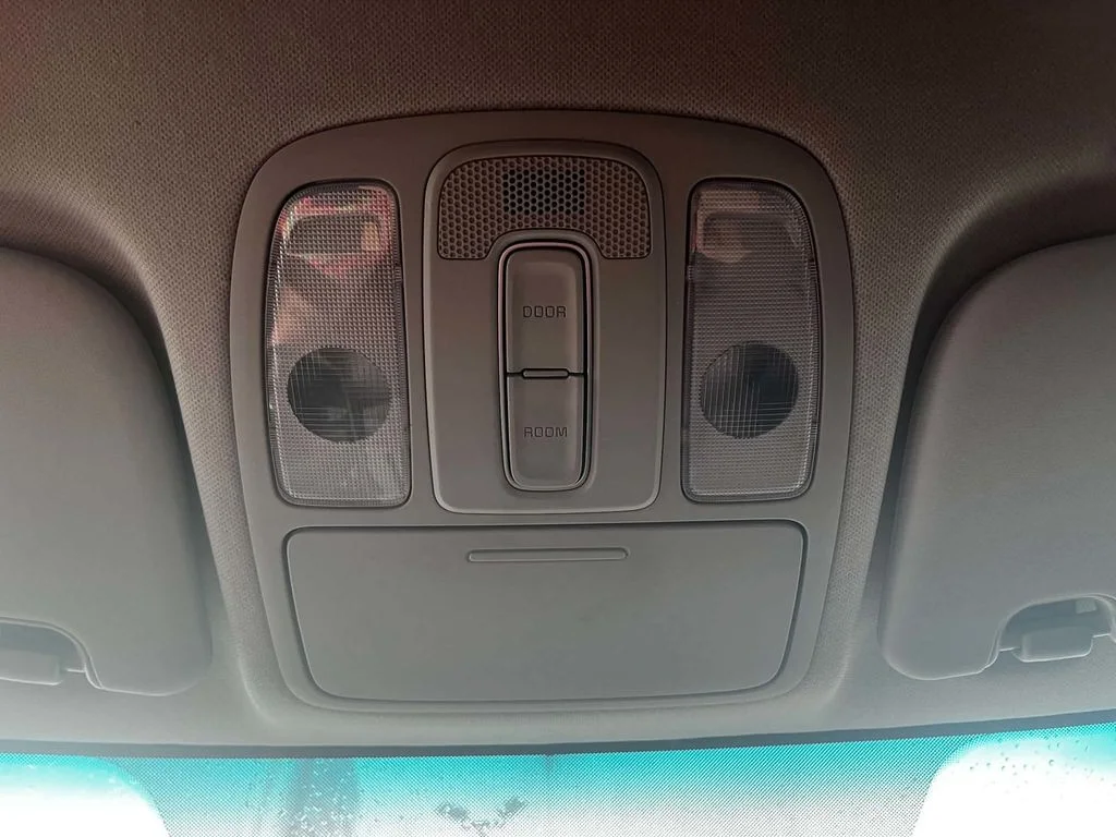 Used 2018 White Kia Base image 18