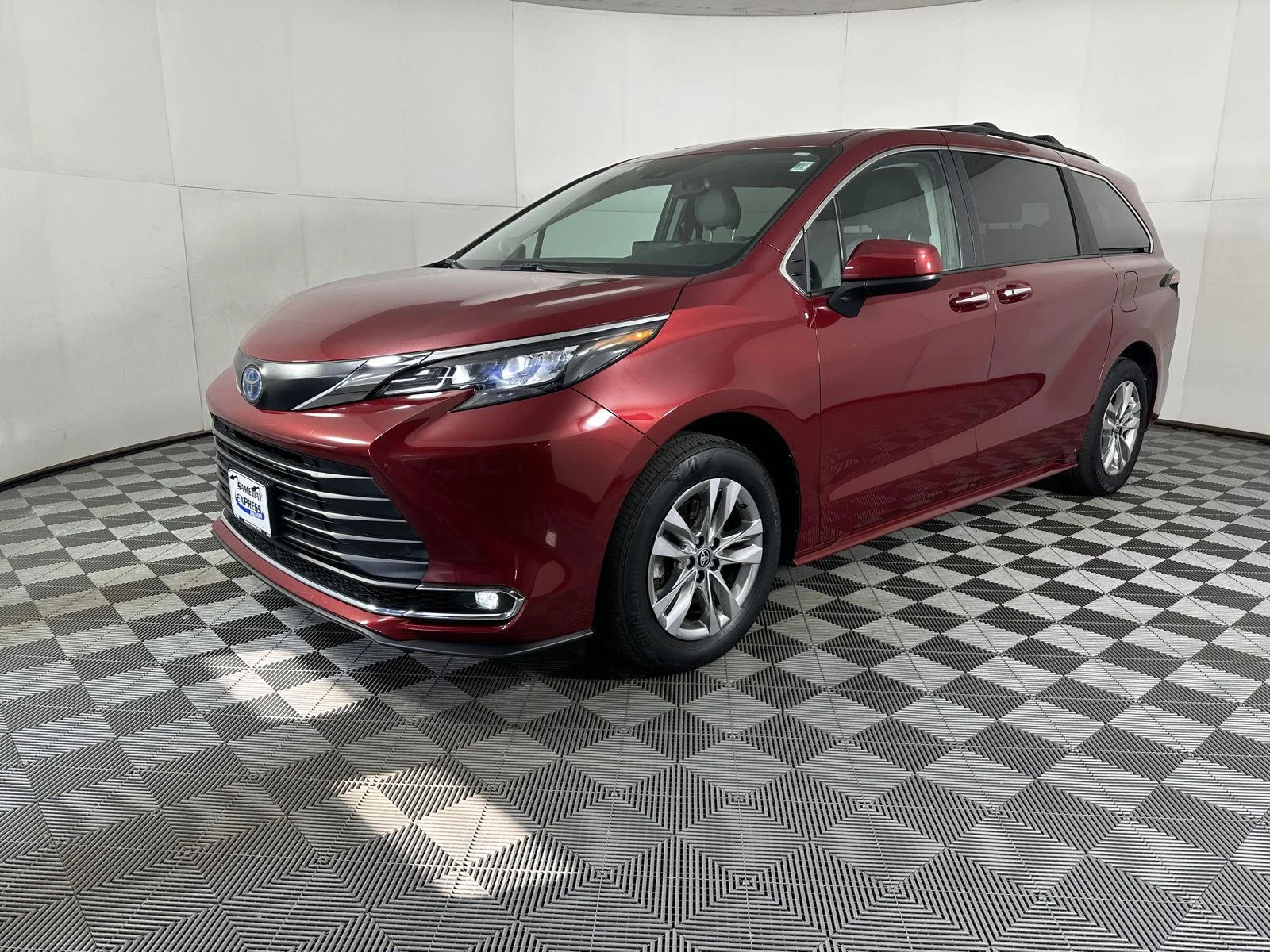 Used 2024 Ruby Flare Pearl Toyota XLE image 4