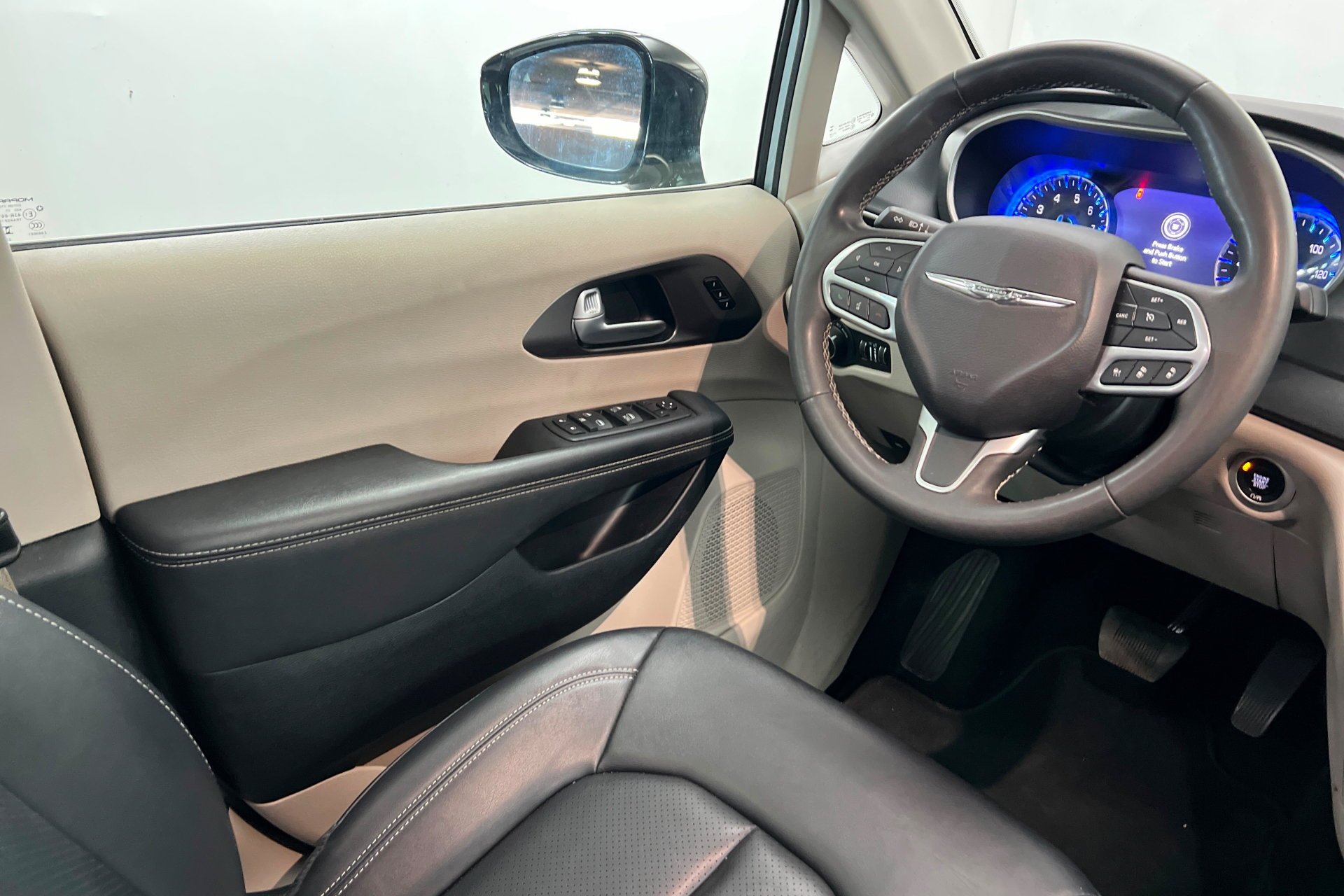 2024 Chrysler Pacifica Touring L - Photo 12
