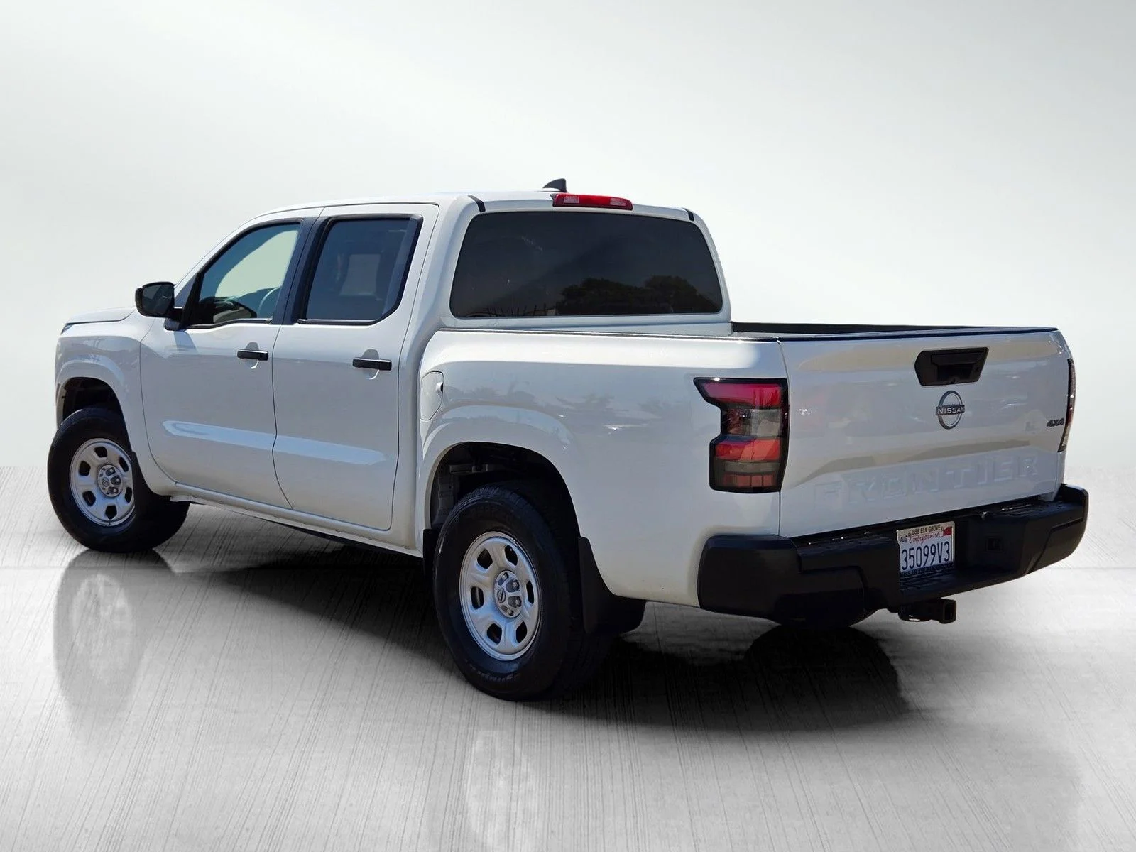 Used 2023 Glacier White Nissan S image 7