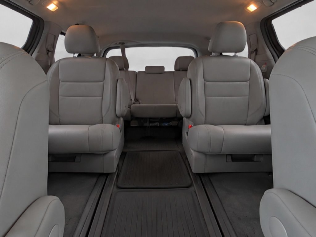 Used 2018 Black Toyota XLE image 19