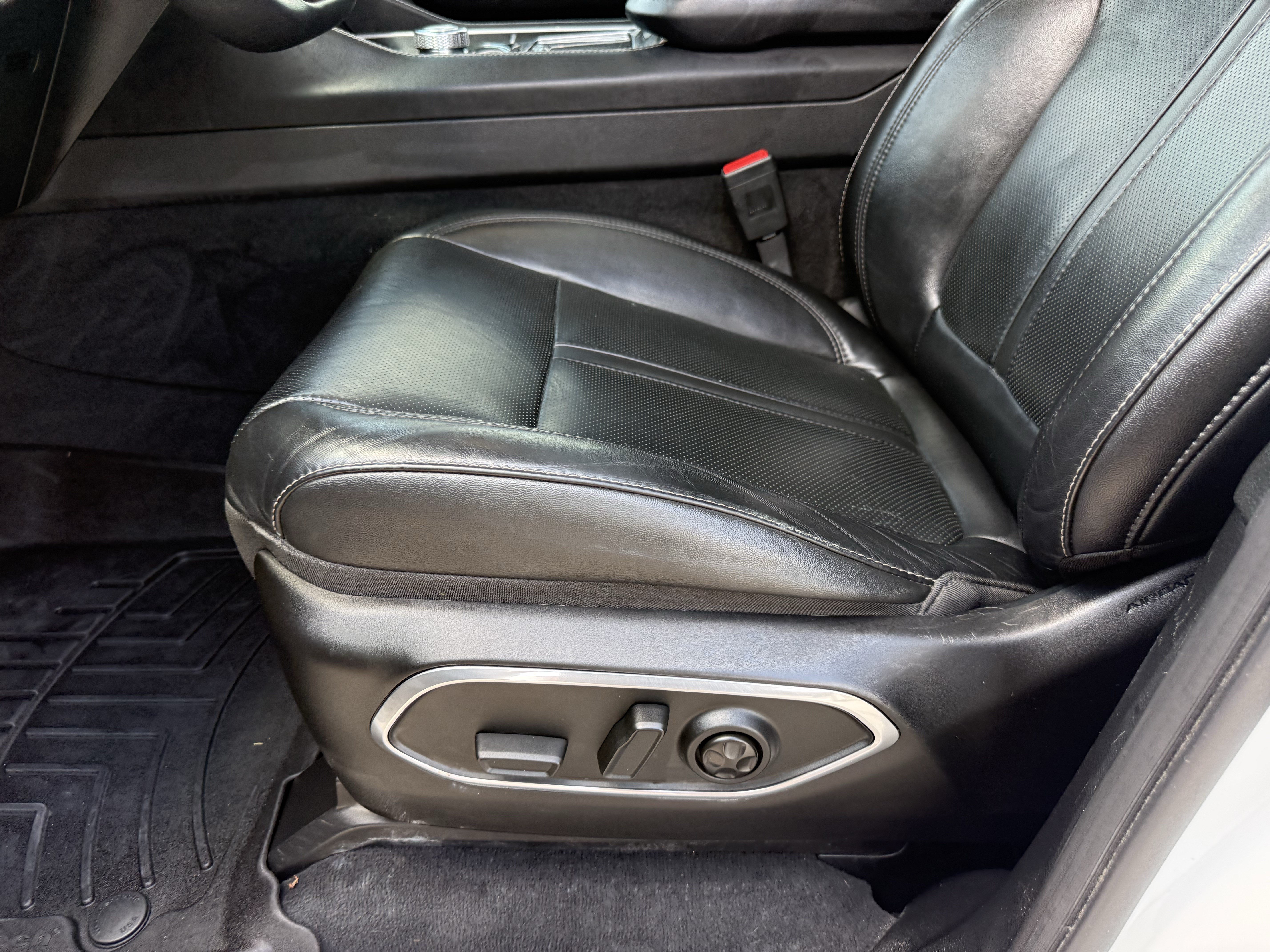 Used 2023 Bright White Clearcoat Jeep Base image 28