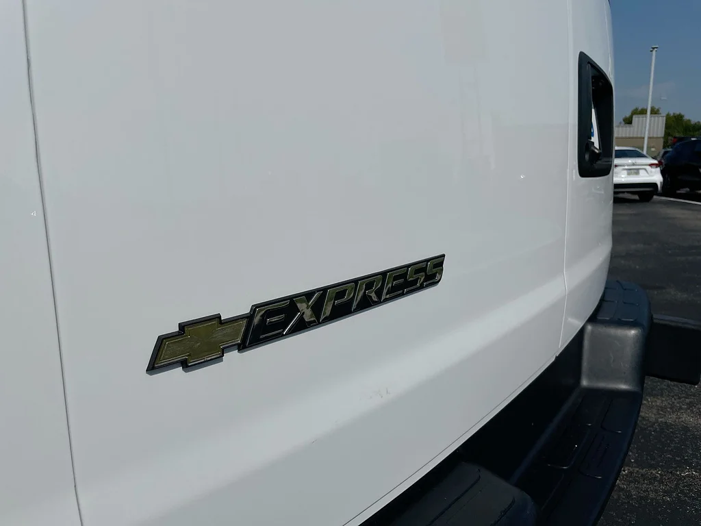 Used 2025 Summit White Chevrolet 2500 image 28