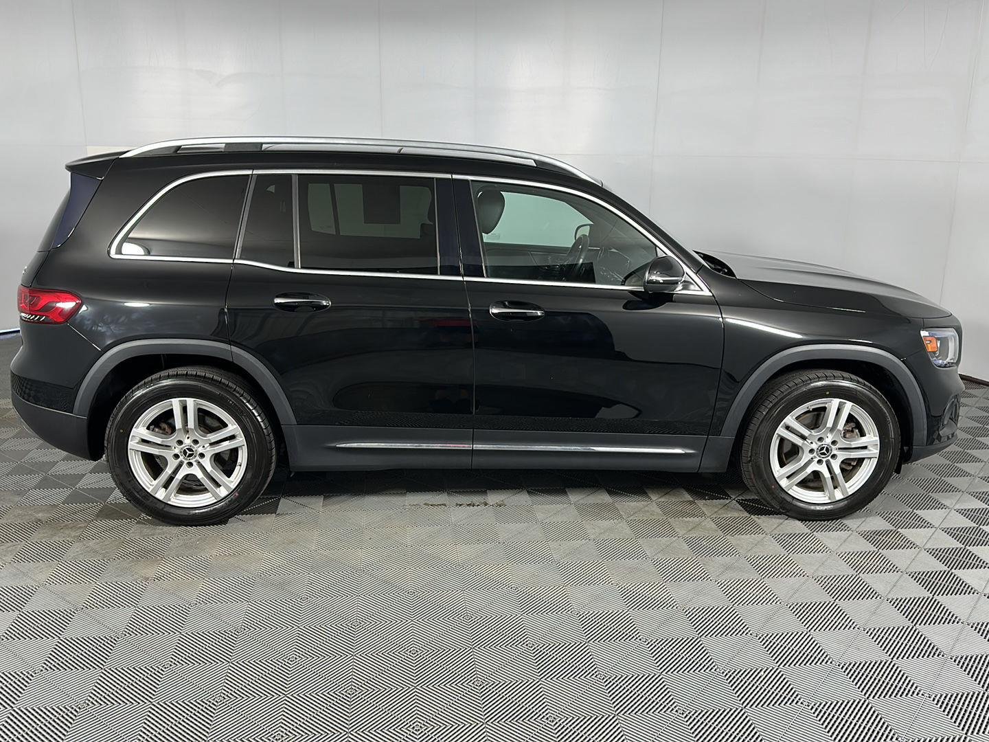 Used 2021 Cosmos Black Metallic Mercedes-Benz GLB 250 image 4