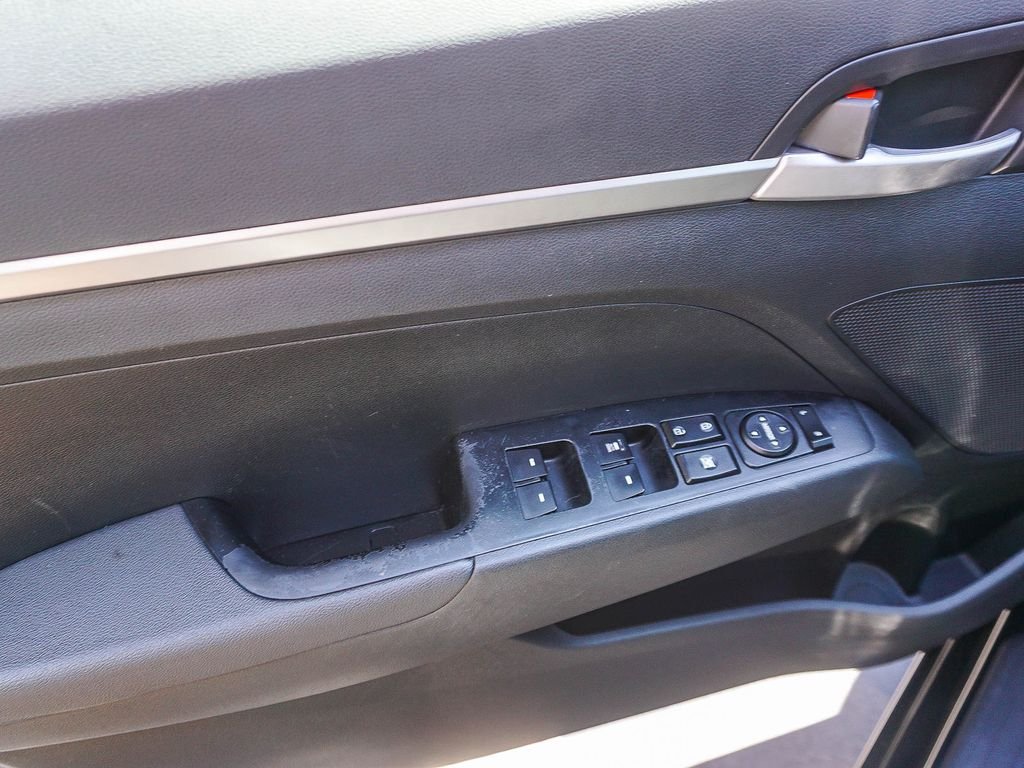 Used 2019 Black Hyundai SE image 18