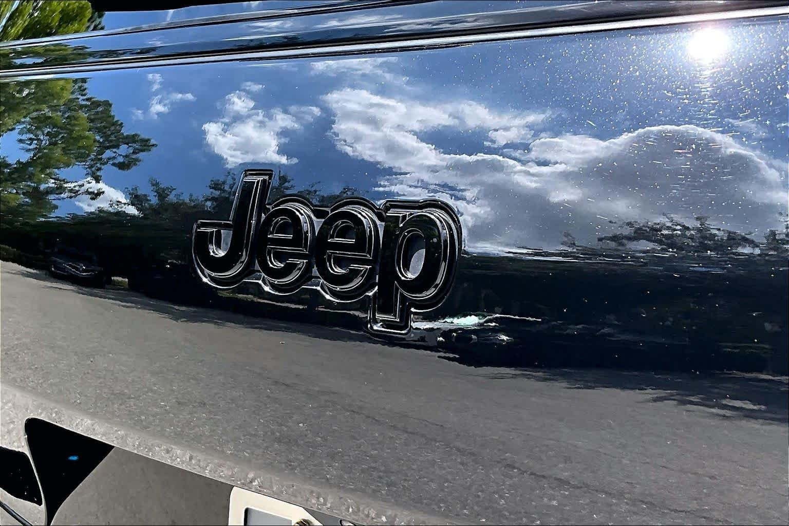 Used 2024 Diamond Black Crystal Pearlcoat Jeep Limited image 31