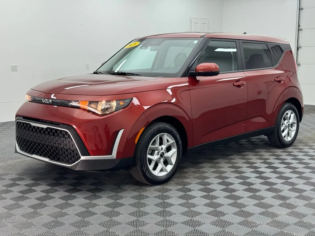 Used 2025 Orange Kia  image 2