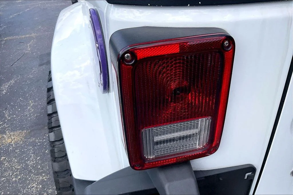Used 2015 White Jeep Unlimited Sahara image 29