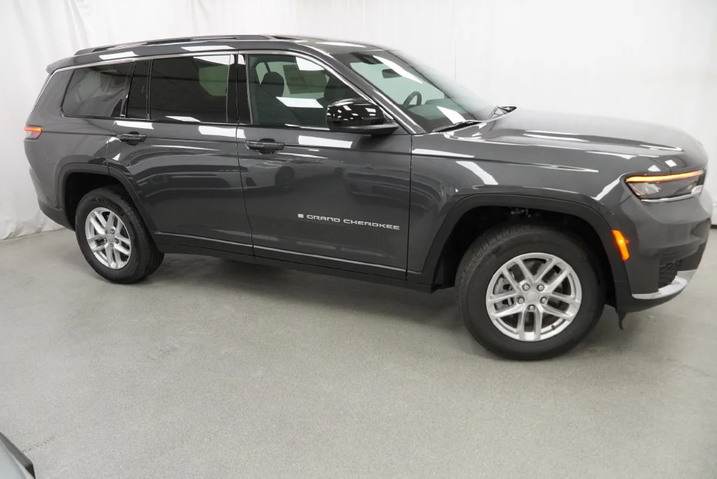 New 2026 Baltic Gray Metallic Clear-Coat Exterior Paint Jeep Laredo X image 12