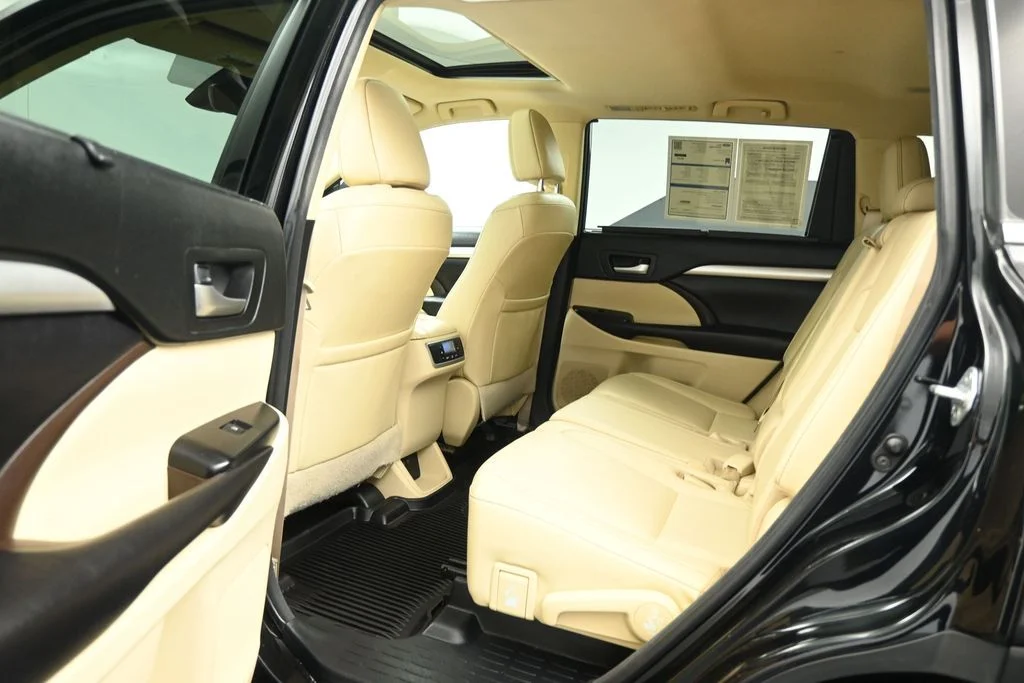 Used 2018 Black Toyota XLE image 20