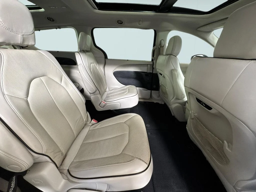 Used 2021 Crystal Metallic Chrysler Limited image 16
