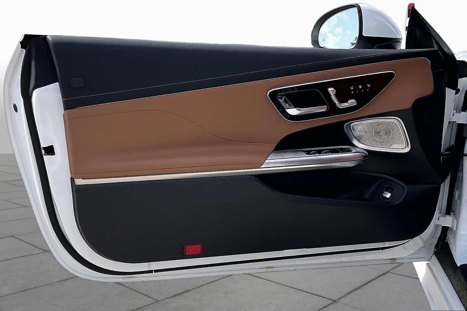 New 2026 MANUFAKTUR Moonlight White Metallic Mercedes-Benz CLE 300 image 11