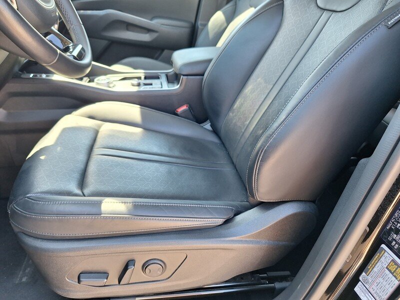 Used 2022 Black Kia EX image 9