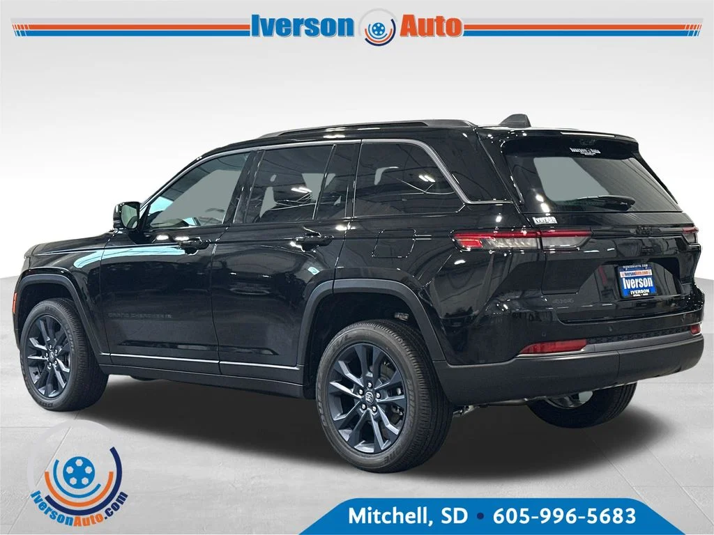 New 2026 Diamond Black Crystal Pearl-Coat Exterior Paint Jeep Limited image 5