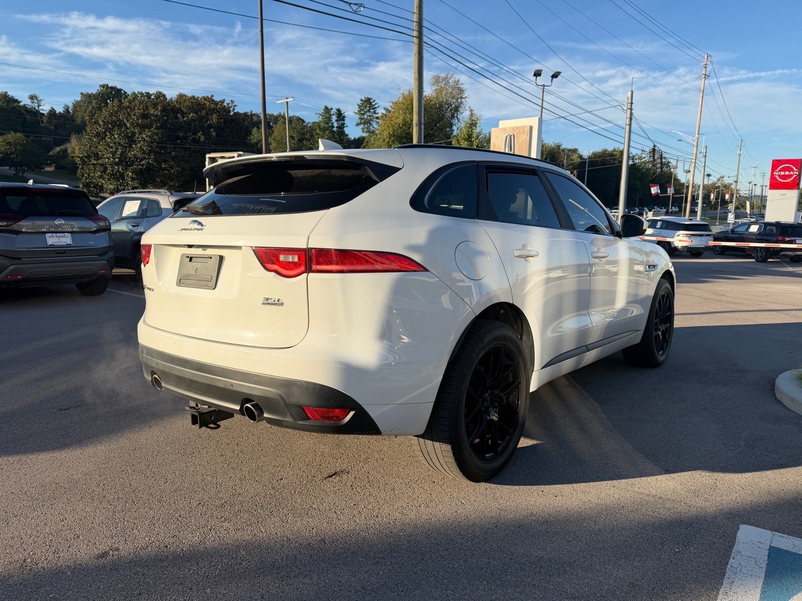 Used 2017 Polaris White Jaguar 35t R-Sport image 4