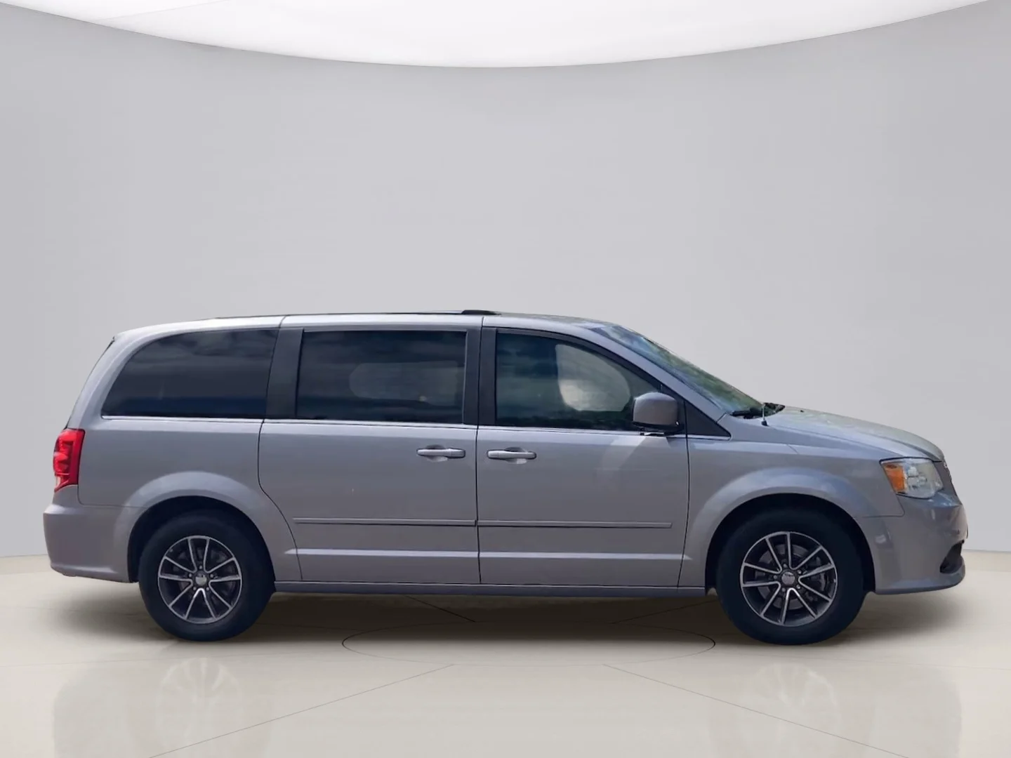 Used 2017 Silver Dodge SXT image 6