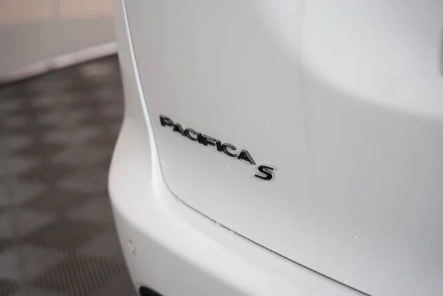 New 2026 Bright White Clear-Coat Exterior Paint Chrysler Select image 46