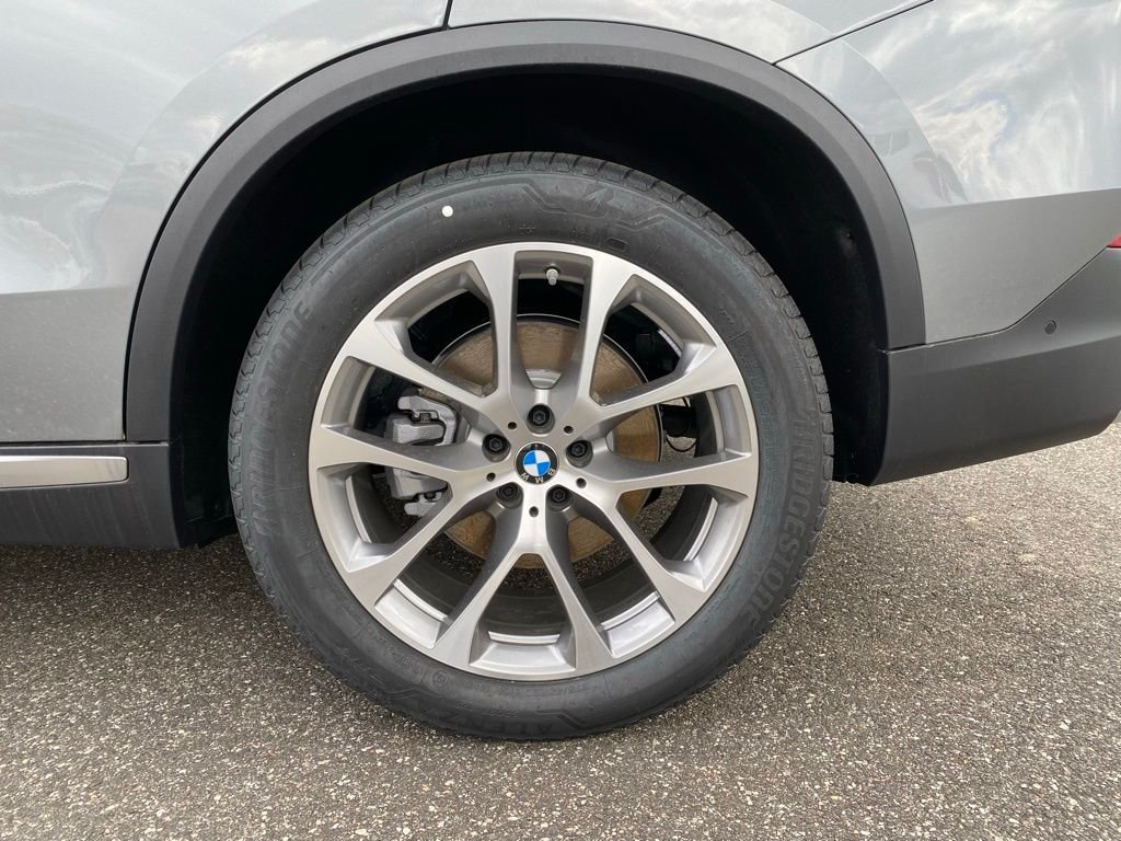 New 2026 Skyscraper Grey Metallic BMW xDrive40i image 5