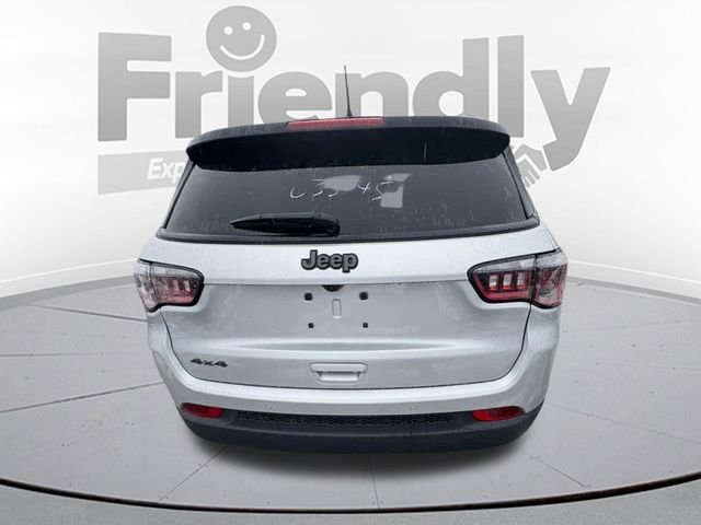 New 2026 Silver Zynith Metallic Clear-Coat Exterior Paint Jeep Limited image 7