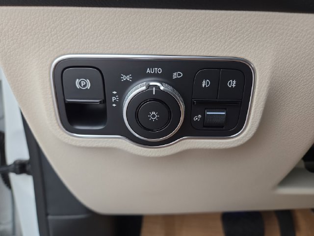 New 2026 Polar White Mercedes-Benz GLB250 image 20