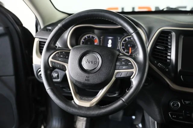 Used 2016 Gray Jeep Latitude image 3