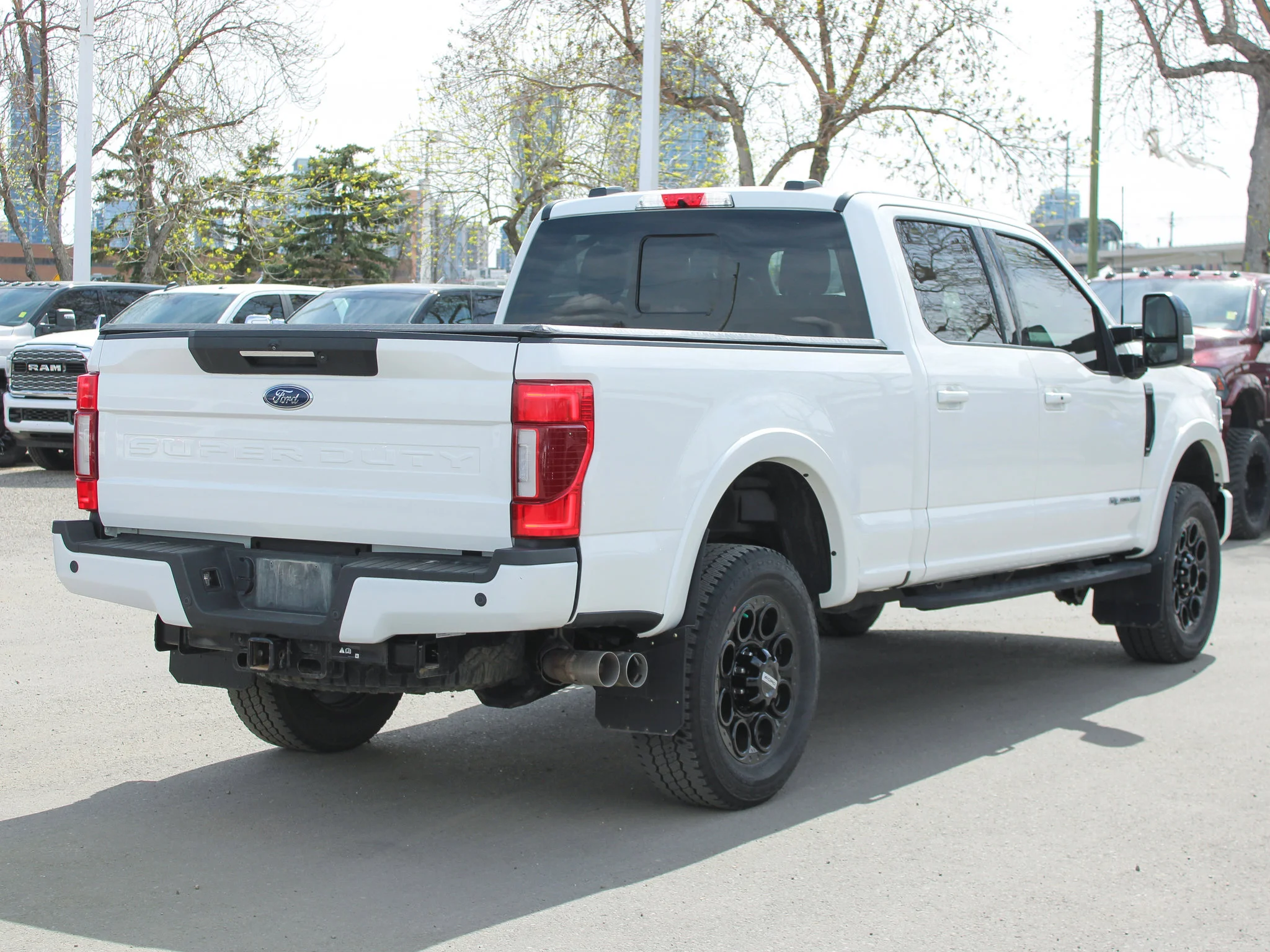 Used 2022 White Ford LARIAT * V8 Diesel | Heated/Vented Seats | Tonneau Cover | Apple CarPlay | Remote Start image 11