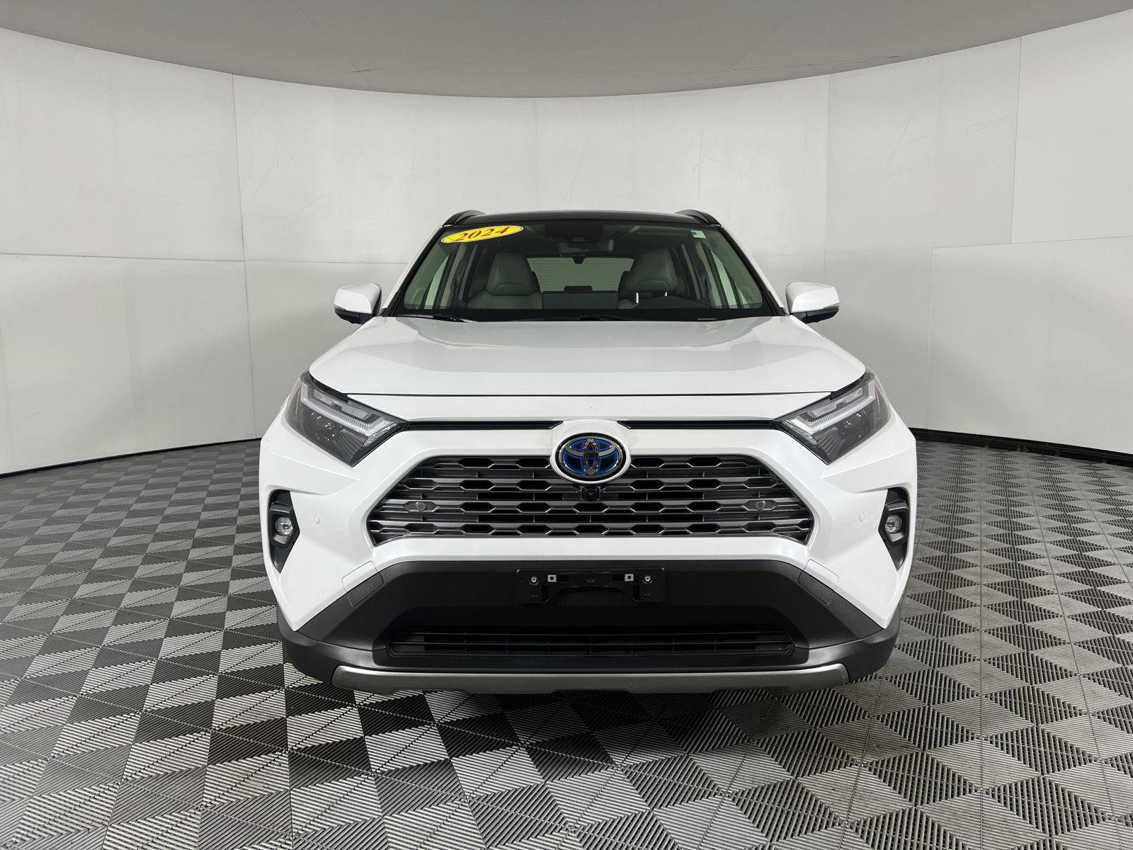 Used 2024 Wind Chill Pearl Toyota Limited image 2