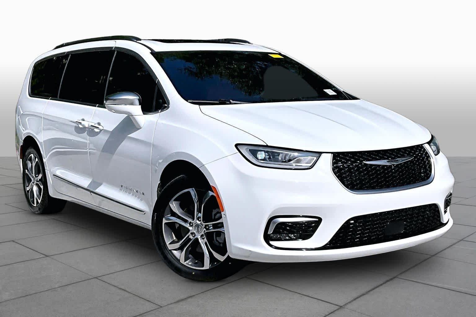 Used 2022 Bright White Clearcoat Chrysler Pinnacle image 3