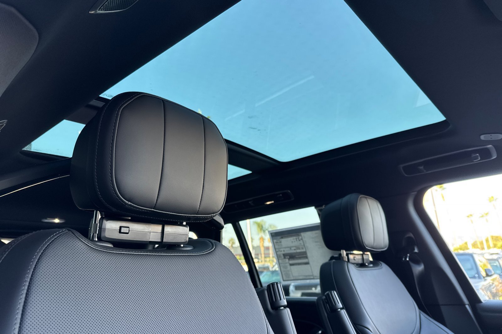 New 2027 Carpathian Grey Land Rover SE image 18