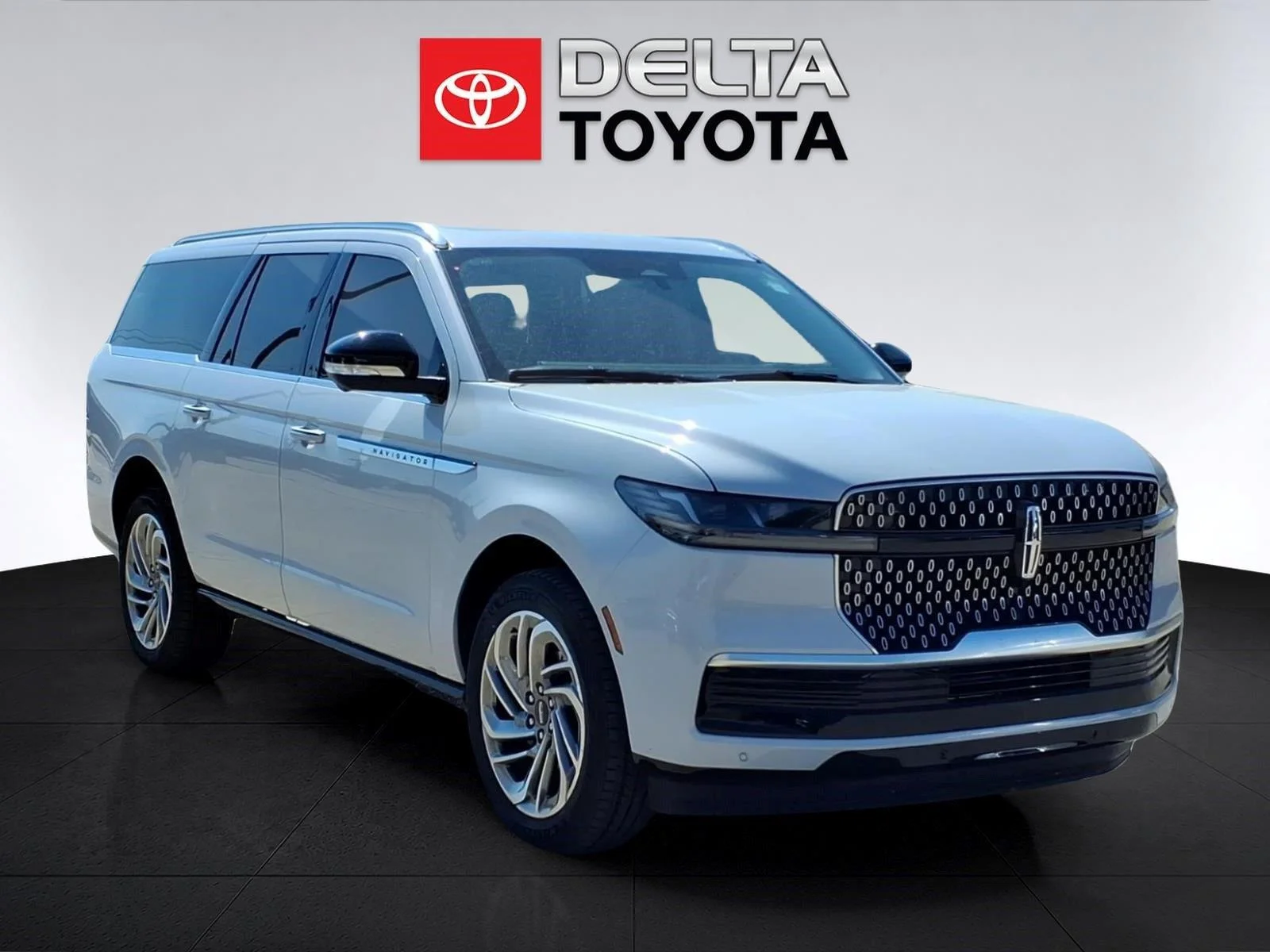 Used 2026 Crystal White Metallic Clearcoat Lincoln Reserve image 7