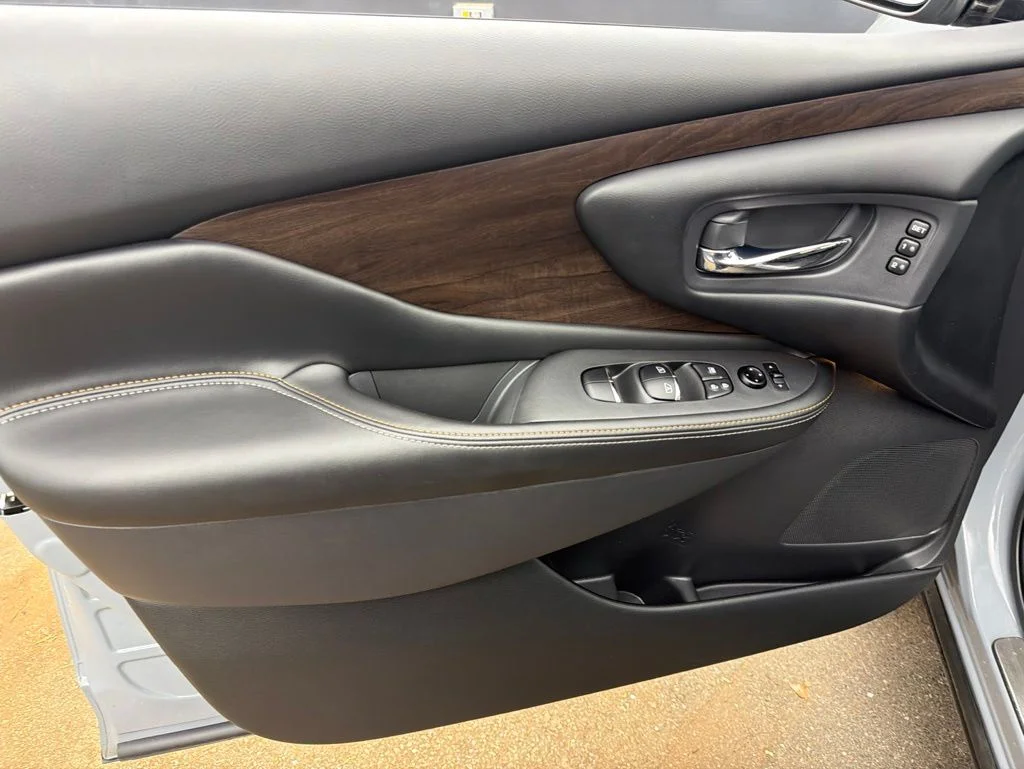 Used 2021 Gray Nissan Platinum image 9