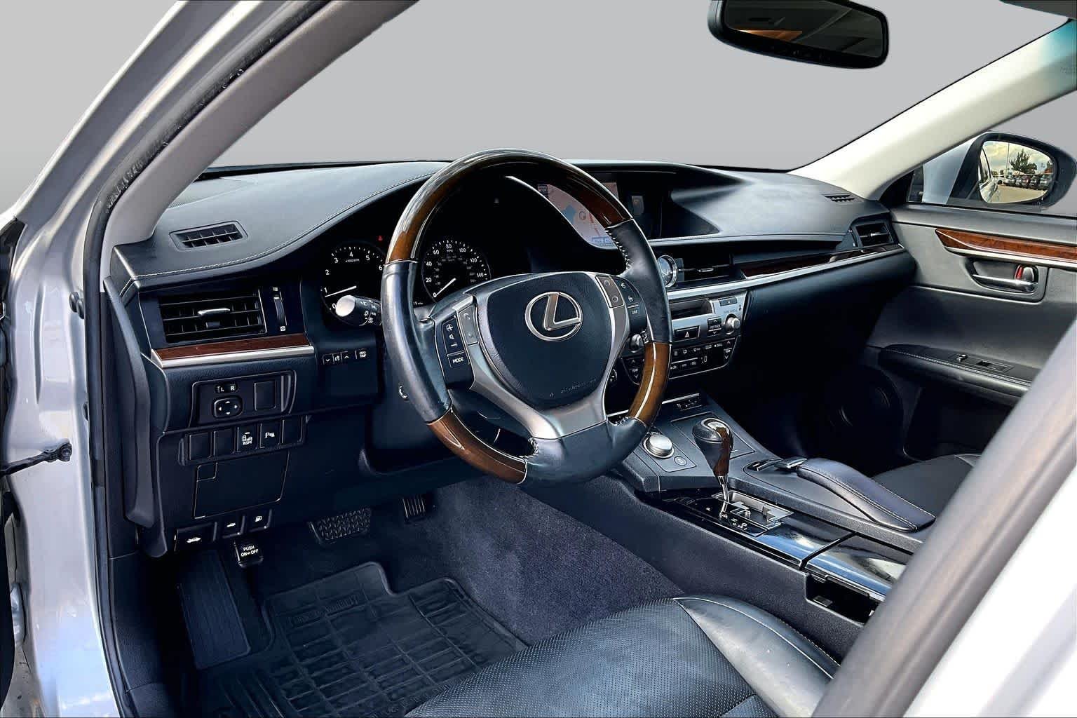 Used 2014 Silver Lining Metallic Lexus  image 18