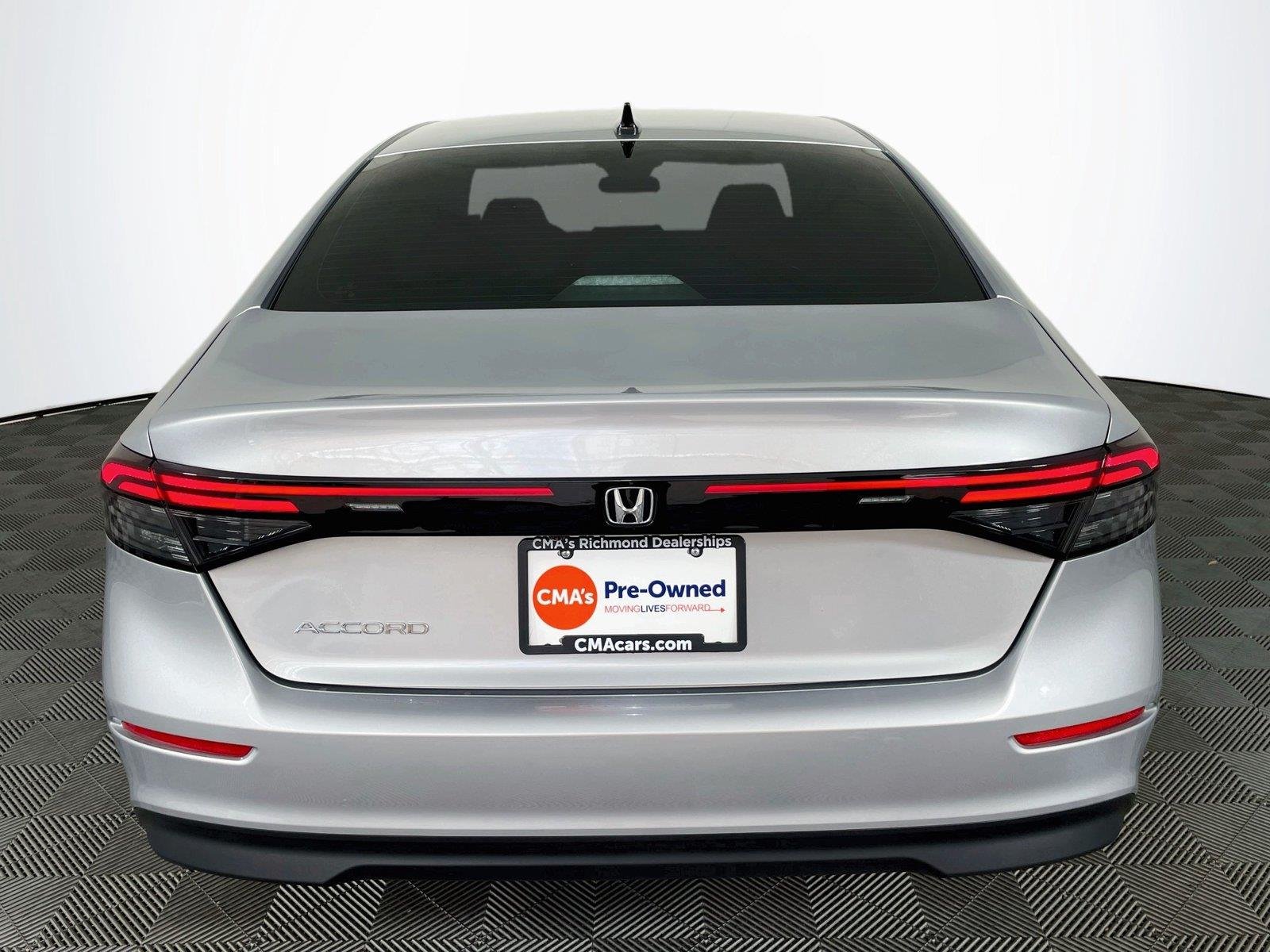 Used 2025 Solar Silver Metallic Honda SE image 9