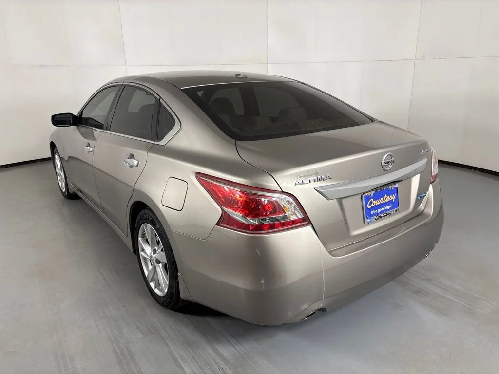 Used 2013 Beige Nissan 2.5 SV image 6