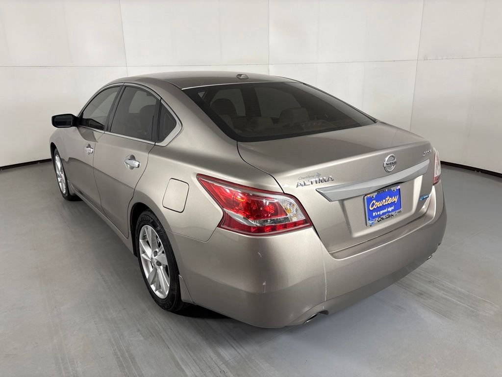 Used 2013 Beige Nissan 2.5 SV image 6