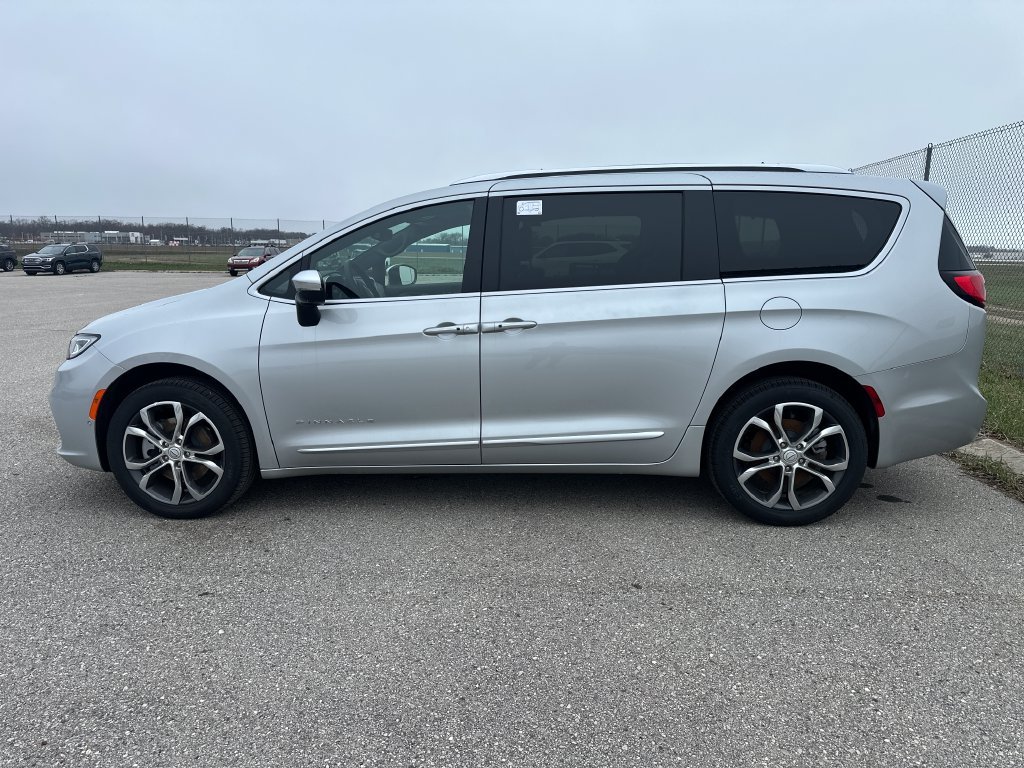 2026 Chrysler Pacifica Pinnacle - Photo 2