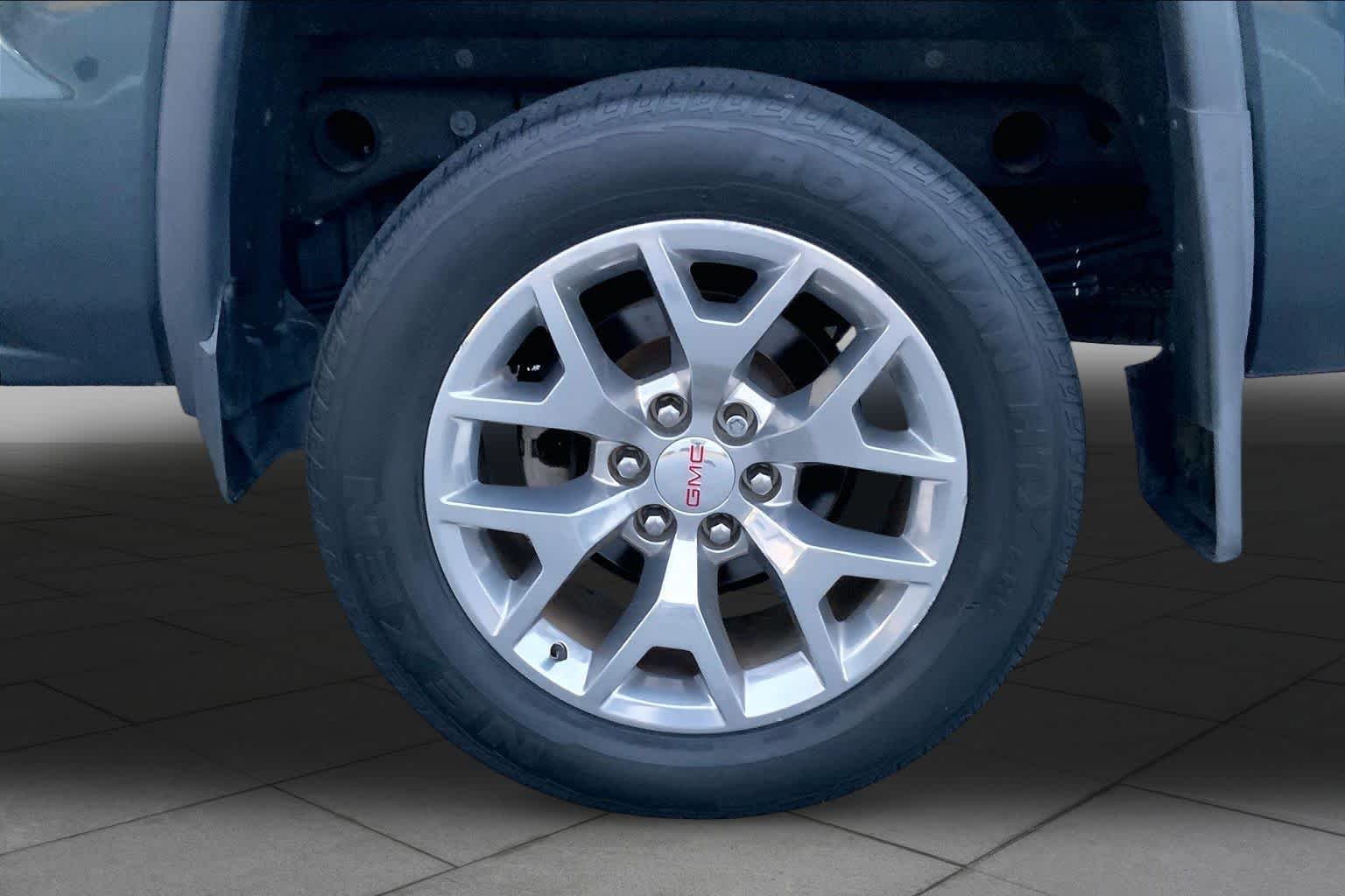 Used 2018 Dark Slate Metallic GMC SLT image 11