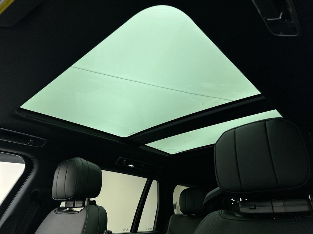 New 2027 Santorini Black Land Rover SE image 11