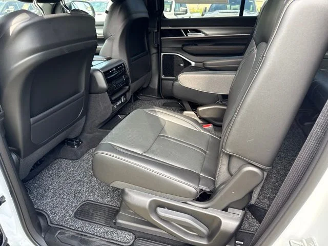 New 2026 Bright White Clear-Coat Exterior Paint Jeep  image 20