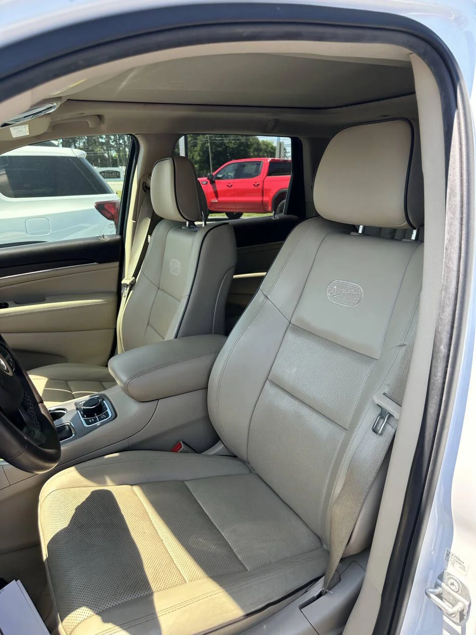 Used 2020 White Jeep Overland 4x4 4dr SUV image 5