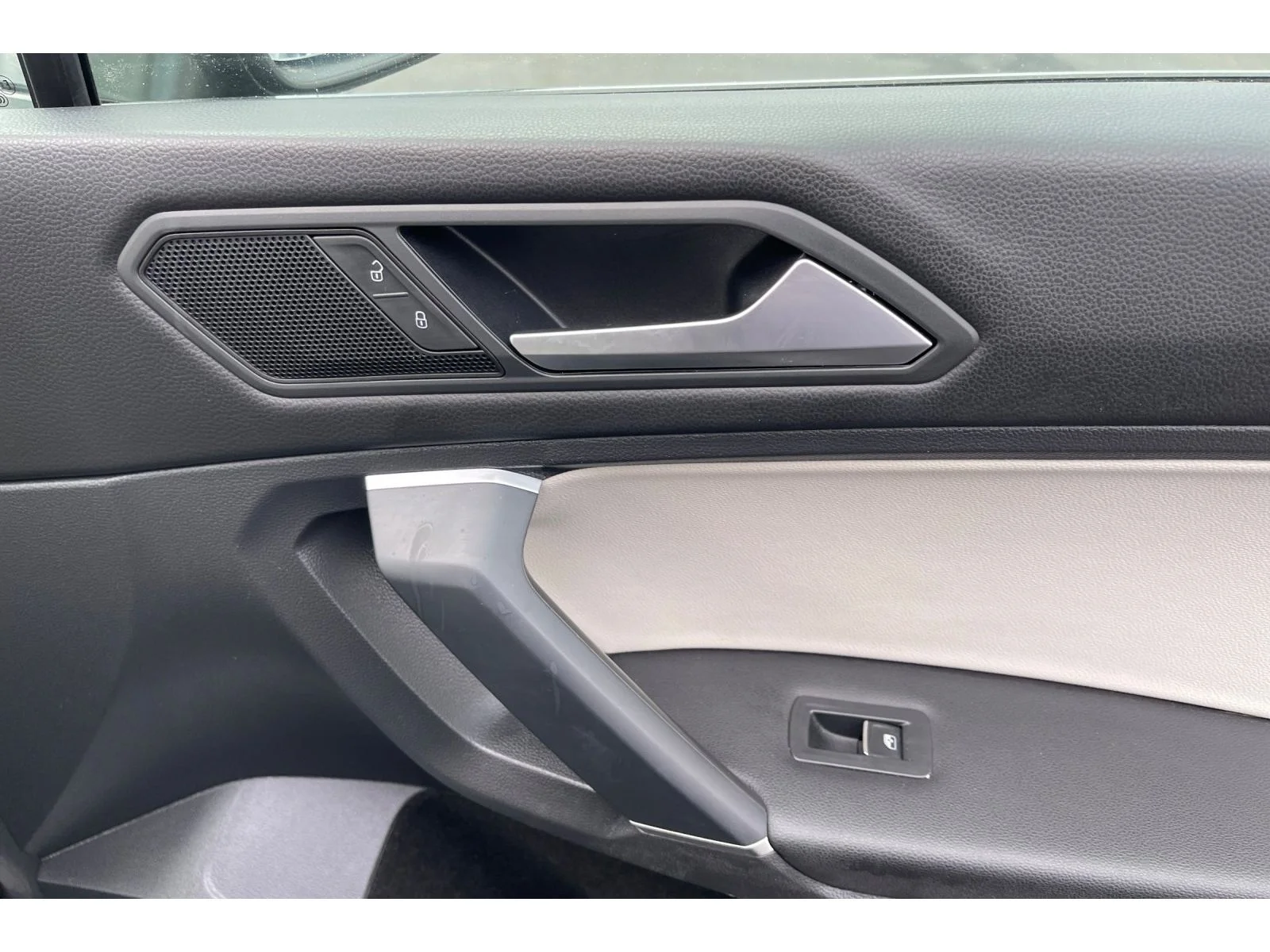 Used 2020 Platinum Gray Metallic Volkswagen SE image 21