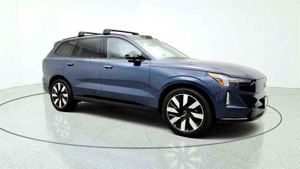 Used 2025 Denim Blue Metallic Volvo Twin Motor Performance Ultra 7-Seater w/ Bowers & Wilkins Audio image 3