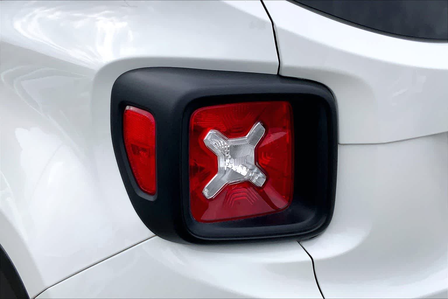 Used 2023 Alpine White Clearcoat Jeep Altitude image 25