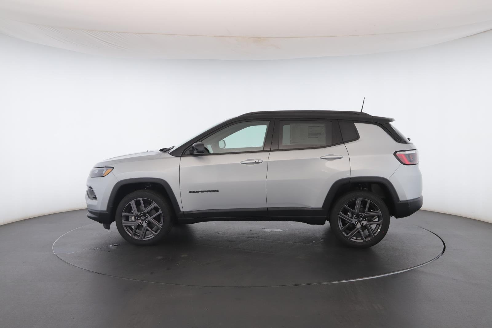 New 2026 Silver Zynith Metallic Clearcoat Jeep Limited image 19