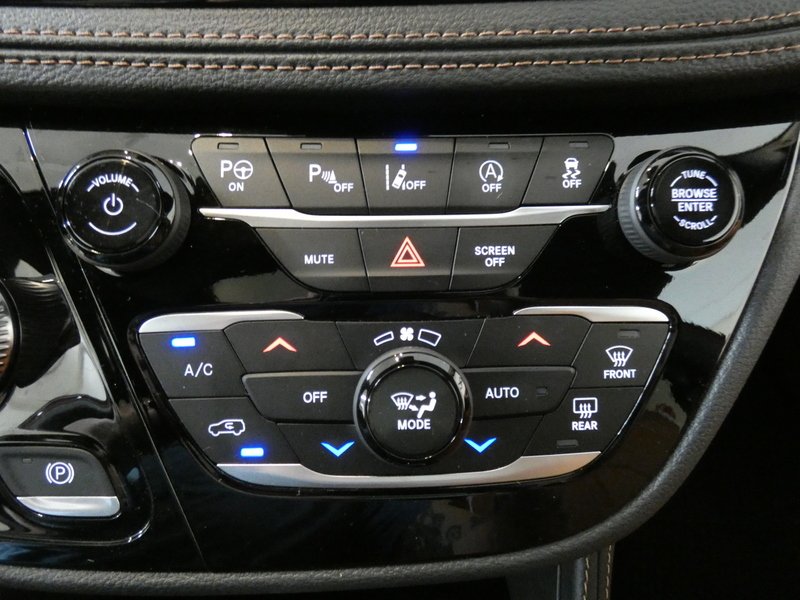 Used 2024 RED Chrysler Pinnacle FWD image 19