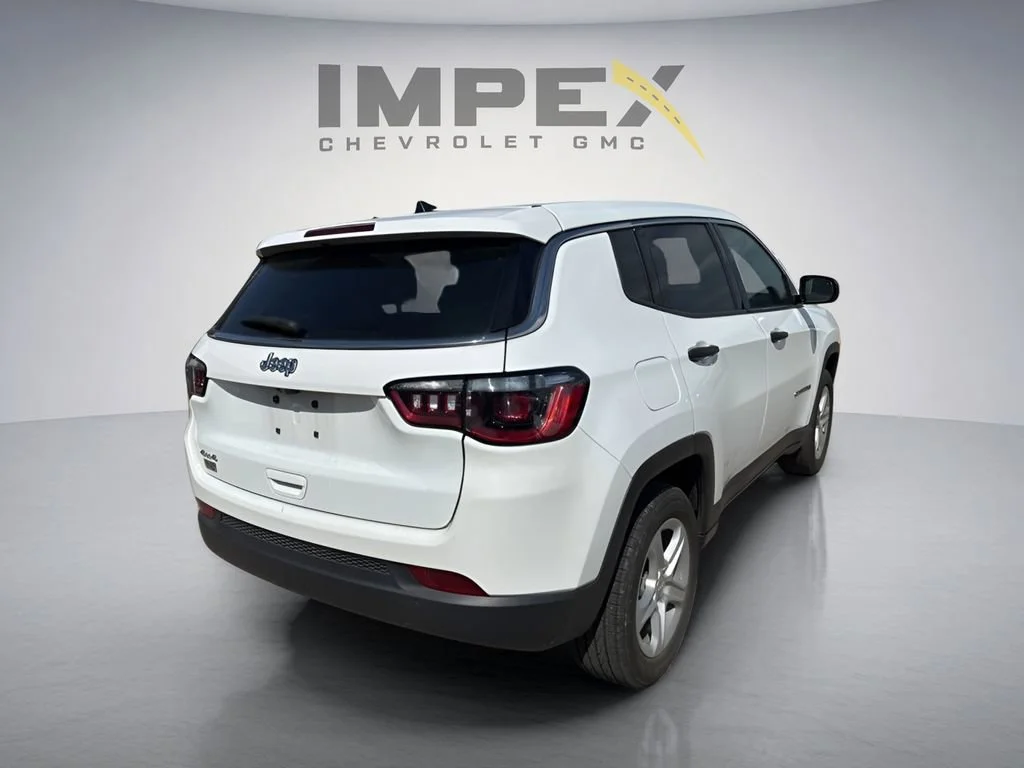 Used 2024  Jeep Sport image 4