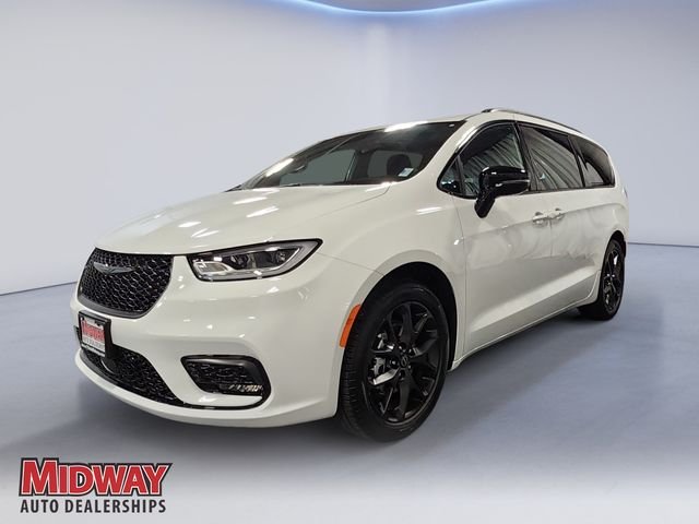 2026 Chrysler Pacifica Select's photo